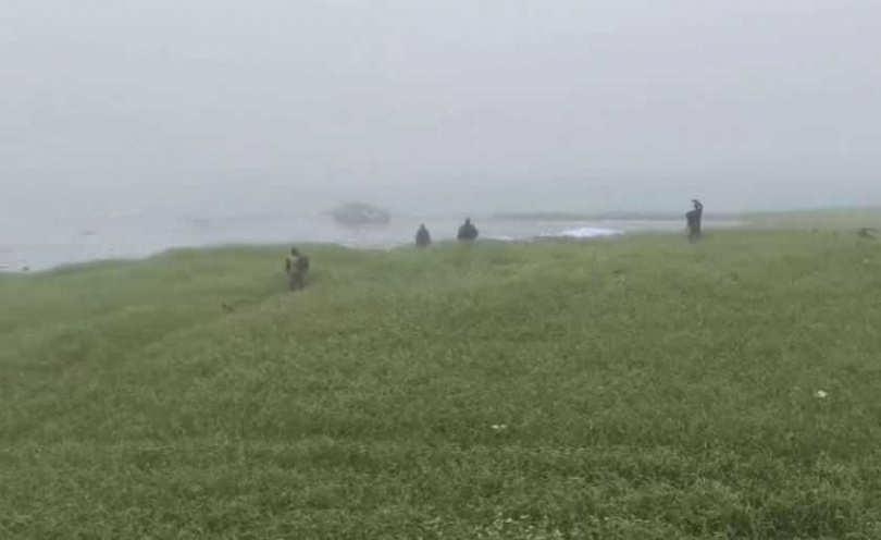 占守島的俄羅斯地理學會探險隊營地被海浪摧毀。（圖／翻攝自EAOMedia ）