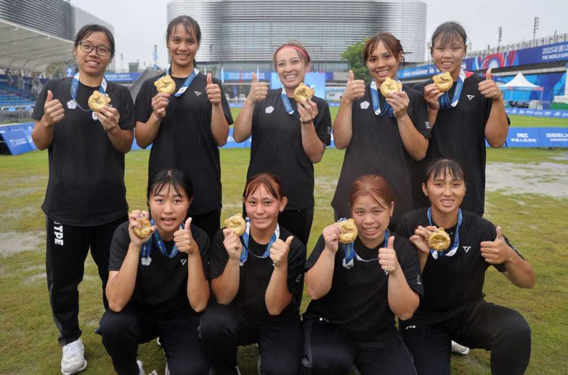 中華女子拔河隊拿著成都世運金牌合照。(圖/中華奧會提供)