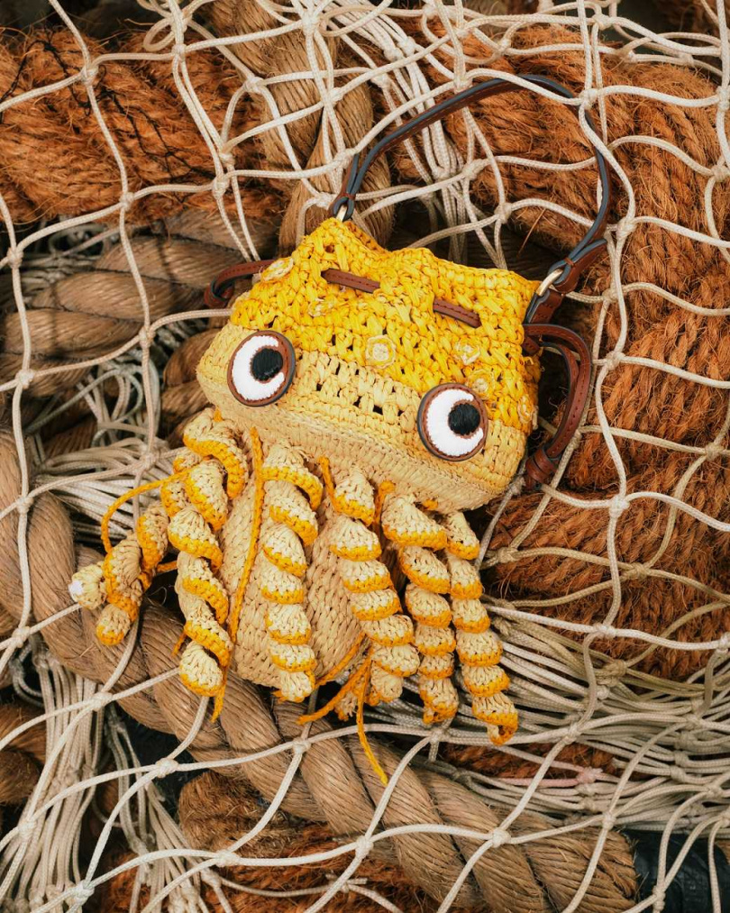 Anya Hindmarch Raffia草編章魚包款／25,580元（圖／CLUB DESIGNER提供）