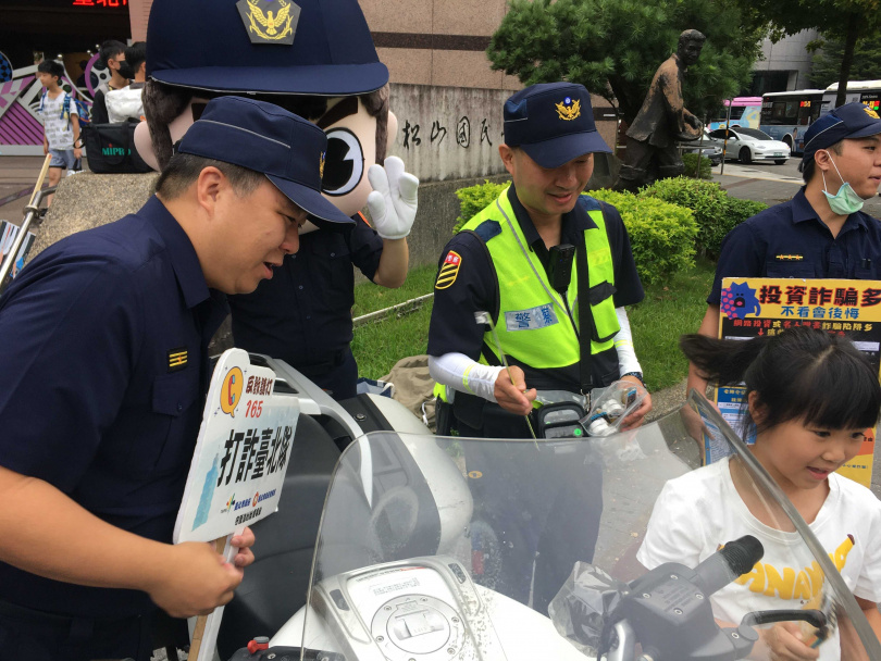 松山分局長丁靖率領松山分局交安及打詐團隊,前往松山國小進行宣導(圖/翻攝畫面)