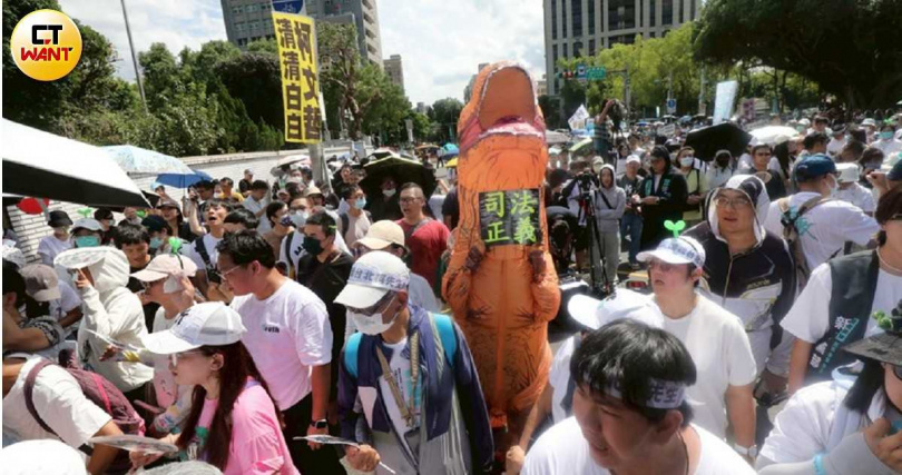 不少支持者向民眾黨創黨主席柯文哲表達力挺之意。（圖／劉耿豪攝）