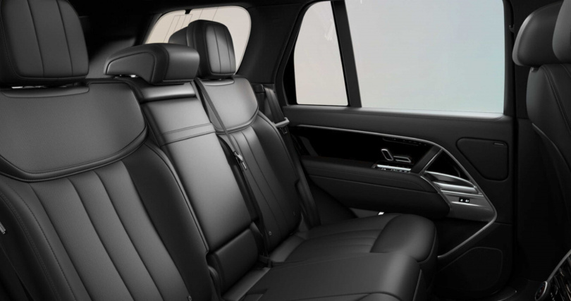 內裝以檀木黑 Windsor leather 溫莎皮革搭配尊貴黑飾板與檀木黑車內頂篷，雙前座配備 20 向電動加熱、通風與記憶功能，後座亦具備加熱、通風與電動角度調整，為全車乘員提供優雅而舒適的尊榮體驗。（圖片提供／Range Rover）