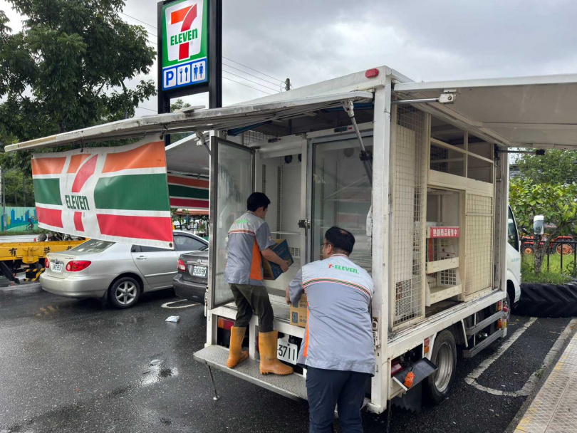 零售業者24日出動行動購物車，運抵物資到花蓮大進國小。（圖／7-ELEVEN提供）