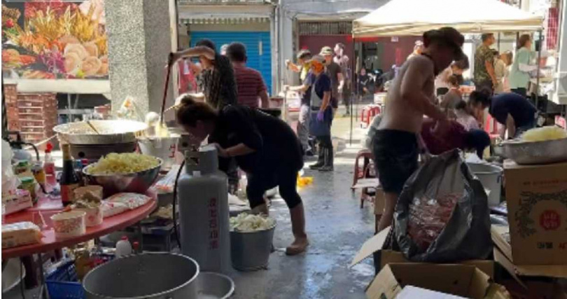 儘管大家都不是專業，甚至有不少器具是到了才發現有短缺，劦豐蔬果托運現場煮起千人熱食，只為讓災民與志工能吃上一口熱騰騰的飯。（圖／翻攝自劦豐蔬果托運臉書）