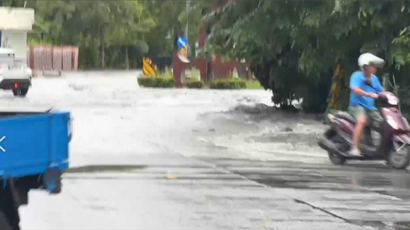 花蓮洪災重創光復鄉，中央災害應變中心前進協調所今天表示，解除紅色警戒其中1要件為撤地方離計畫，目前審查內容大致完整，待縣長徐榛蔚核定就會公布並展開兵棋推演；圖為9月23日光復發生洪災的情況。（圖／中國時報羅亦晽攝）