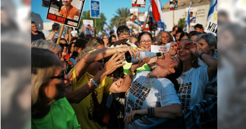 以色列首批7位人質獲釋，親友狂歡慶祝。（圖／達志／美聯社）