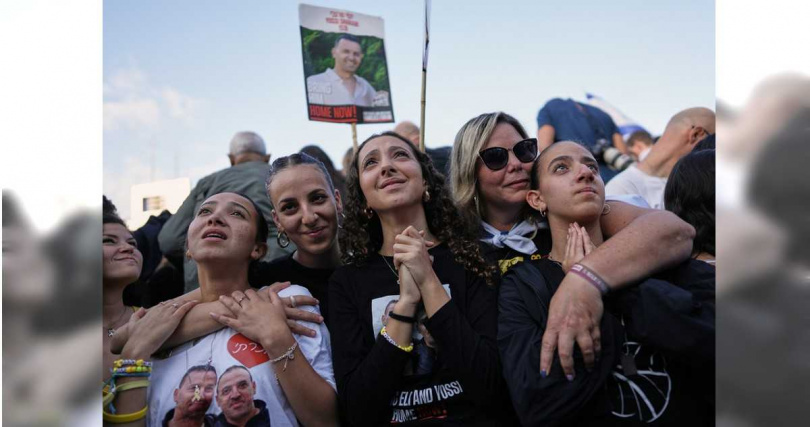 以色列首批7位人質獲釋，親友狂歡慶祝。（圖／達志／美聯社）