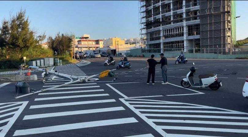 2025年10月13日澎湖縣/被抓斗貨車上忘記放下的抓斗勾到電線,而扯斷的交通號誌橫躺在路上。(圖/翻攝畫面)