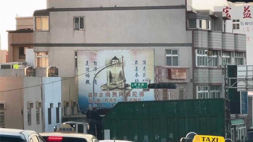 2025年10月13日澎湖縣/抓斗貨車13日黃昏時由新店路北往南,行經204縣道路口時,忘記放下的抓斗勾到電線而扯斷交通號誌,司機在路口中間停下,將抓斗放下。(圖/翻攝畫面)