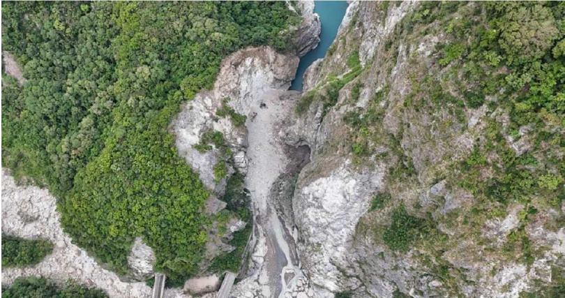大量土石滑落堵塞河道，立霧溪上游形成堰塞湖，水位持續上升。（圖／公路局提供）