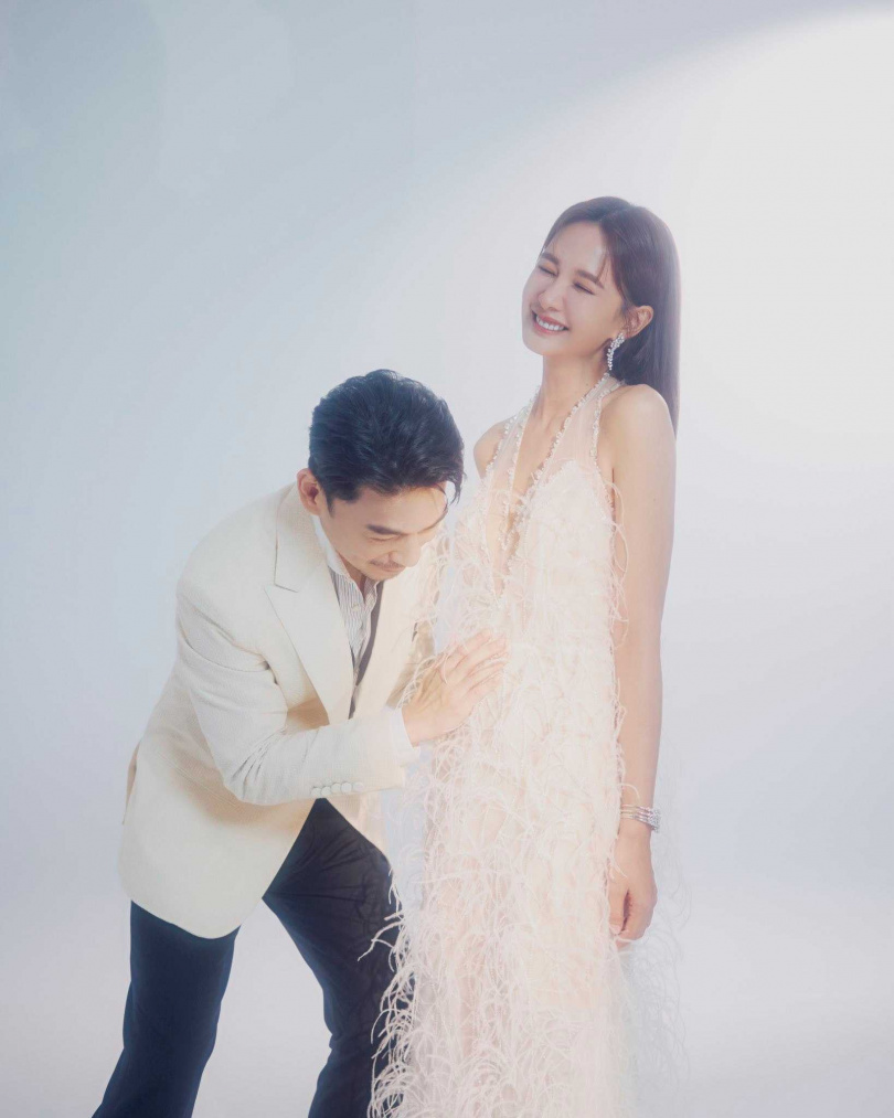 安心亞與阿Ken多年來一直被拱在一起,為了金鐘獎還拍了搞笑曖昧照。(圖/翻攝自安心亞臉書)