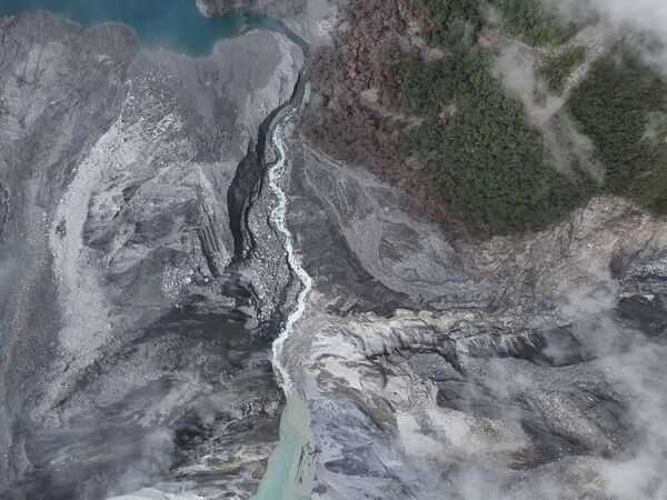 馬太鞍溪上游堰塞湖區下方約800公尺處右岸邊坡再度滑動,造成河道阻塞,形成新的堰塞湖體。(圖/林業及自然保育署花蓮分署提供)