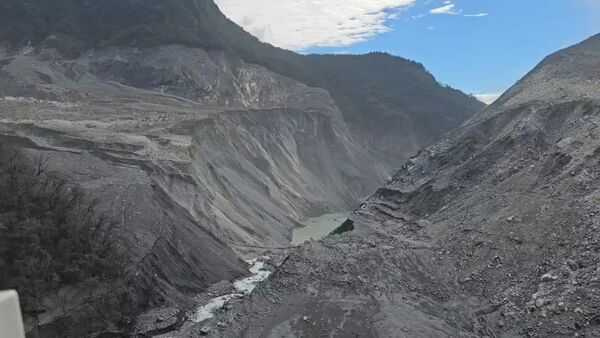 馬太鞍溪上游堰塞湖區下方約800公尺處右岸邊坡再度滑動,造成河道阻塞,形成新的堰塞湖體。(圖/林業及自然保育署花蓮分署提供)