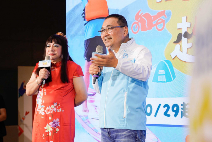 侯友宜鼓勵長輩多外出走動。(圖/新北市政府社會局提供)