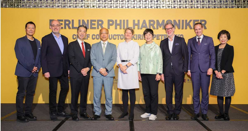 北市文化局局長蔡詩萍（左1）與柏林愛樂董事會代表華特屈斯納等人一同出席記者會。（圖／牛耳藝術提供）