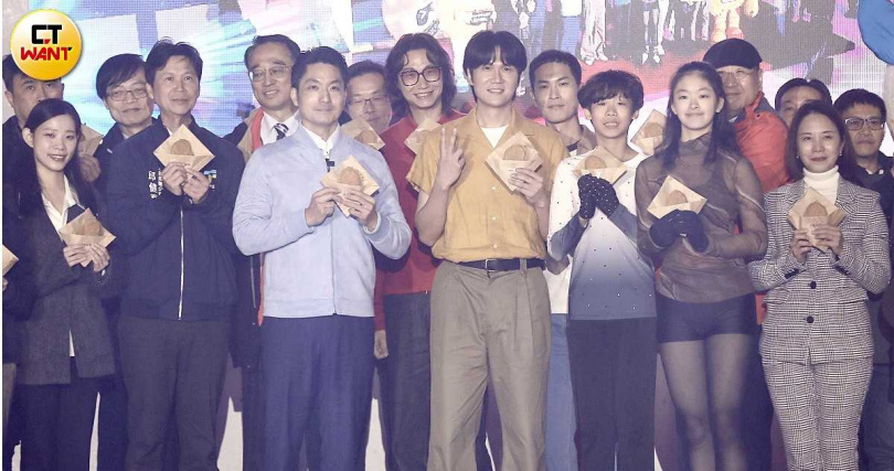 台北市長蔣萬安與嘉賓一同回顧小巨蛋20年來的點滴。（圖／侯世駿攝）