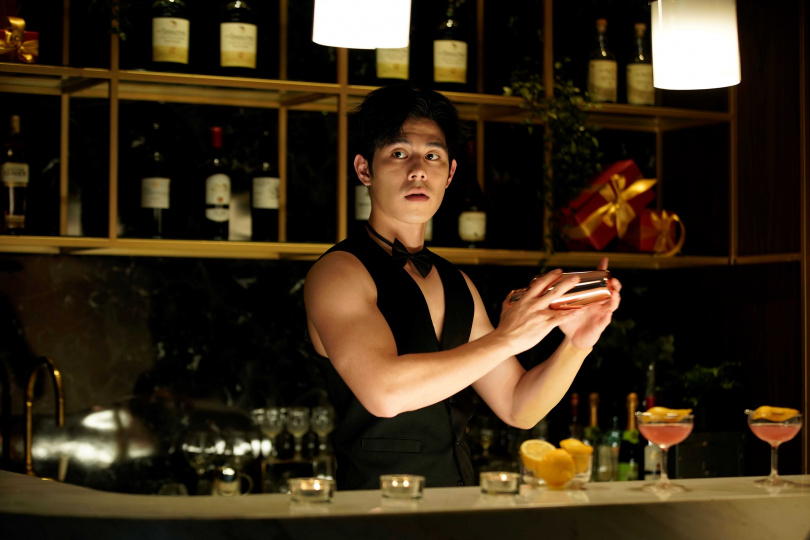 詹懷雲化身壯帥酒保，卻被嫌胖。（圖／彼此影業）