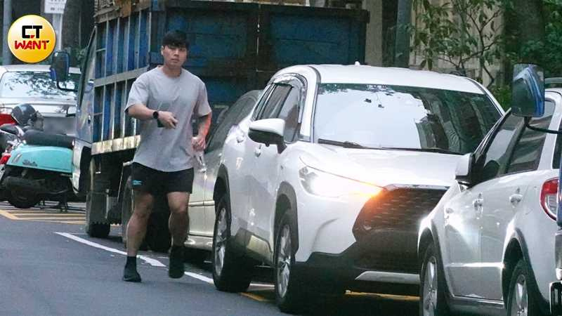 近日本刊直擊身穿運動裝的晨灰從與蕾菈先前進入大安區的同一棟華廈步出。（圖／本刊攝影組）