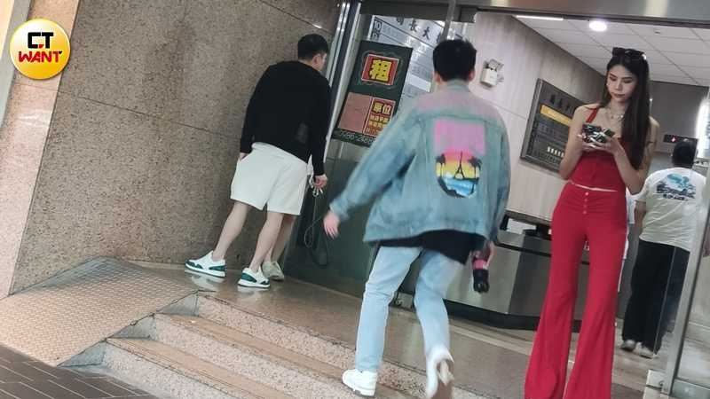 去年8月，本刊直擊打扮火辣的蕾菈現身於台北市南京東路一棟大樓外，據悉當天是在進行德州撲克賽事。（圖／本刊攝影組）