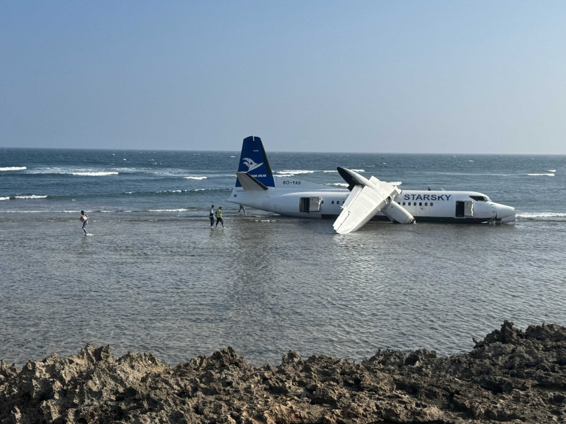 2月10日索馬利亞首都摩加迪休一架載有55人的飛機在緊急迫降時偏離跑道，擱淺在海岸線上。（圖／達志／美聯社）