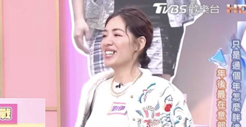 劉伊心因為時常側臉入鏡,笑起來讓犬齒後的缺牙特別明顯。(圖/翻攝網路)