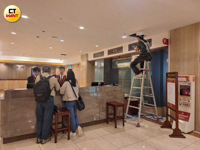 報到櫃台也搬至大門旁位置,工程人員已進進出出開始進行改裝作業。(圖/林榮芳攝)
