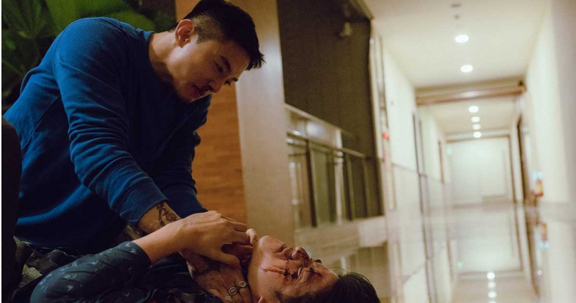 歐陽倫顧忌初孟軒傷勢，拍戲過程膽戰心驚，深怕下手太重。（圖／網銀國際影視）