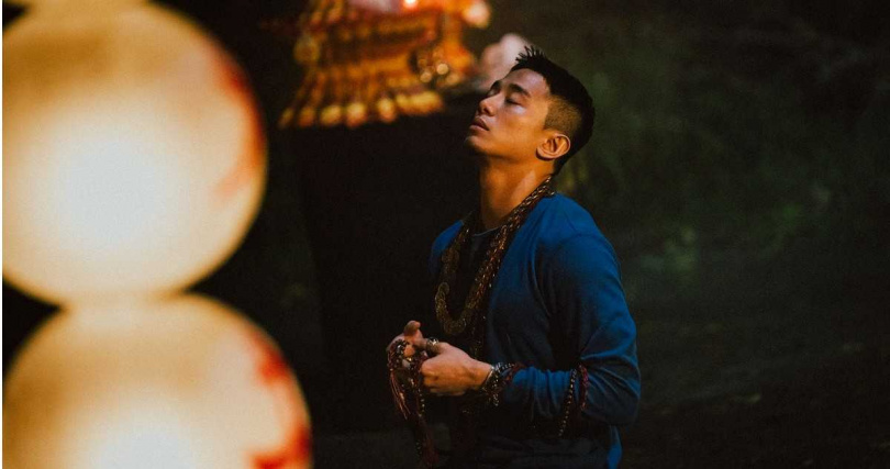 初孟軒片中玩了鬼牽手遊戲，遭邪靈纏身，著魔神情詭異。（圖／網銀國際影視）