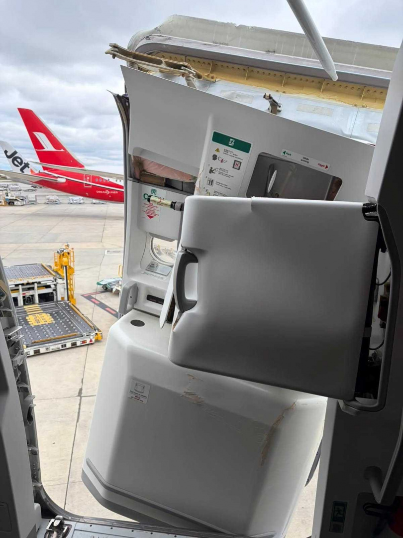 華航機艙門無法關閉。(圖/翻攝臉書/FL360aero)