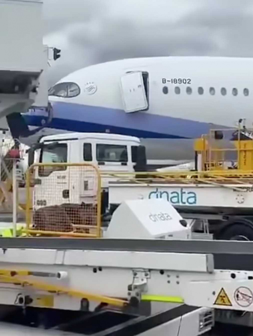 華航機艙門被空橋撞壞。(圖/翻攝臉書/FL360aero)