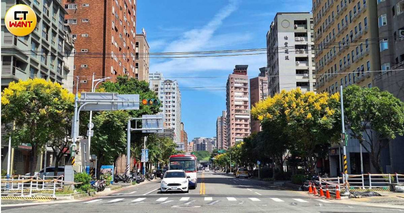 淡江大橋直通雙向四線道的沙崙路，地方居民認為不見得能負荷淡江大橋車流，未來是「通車」還是「塞車」仍不得而知。（圖／林榮芳攝）