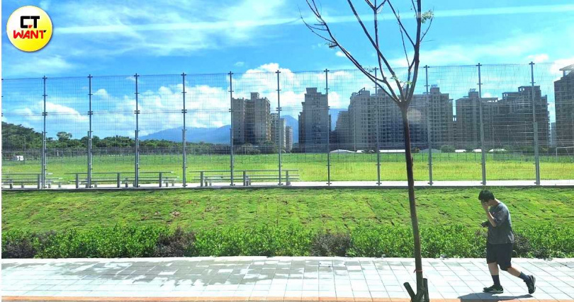 淡海新市鎮目前還有大片土地未開發，生活機能也不足，然而二期又以「淡海科學城」重啟土地徵收。對於大巨蛋和二期規劃，地方居民揶揄，此生能見到淡江大橋通車就不錯了。（圖／林榮芳攝）