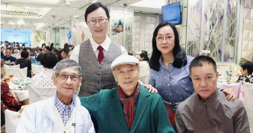 羅家英(中)曬出與劉洵(左)昔日聚會照,悼念這位相識逾40年的師兄與恩師。(圖/翻攝自微博,羅家英)