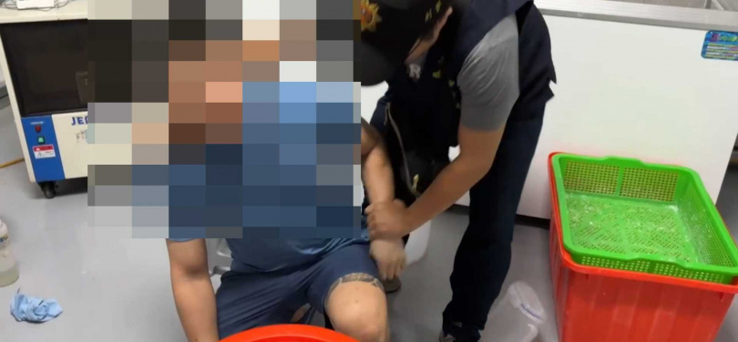 警方抓準時機進入工廠內,當場逮獲製毒師吳姓男子等在內共4人。(圖/翻攝畫面)