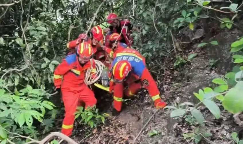 路過遊客撿到掉落手機後抬頭尋找失主,意外發現有人受困半山腰。(圖/翻攝自廣東消防)