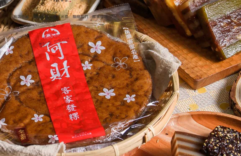 國道休息站販售的知名美食「阿財客家發粿」被搶購一空，引發民眾好奇。（圖／翻攝自阿財米食官網）