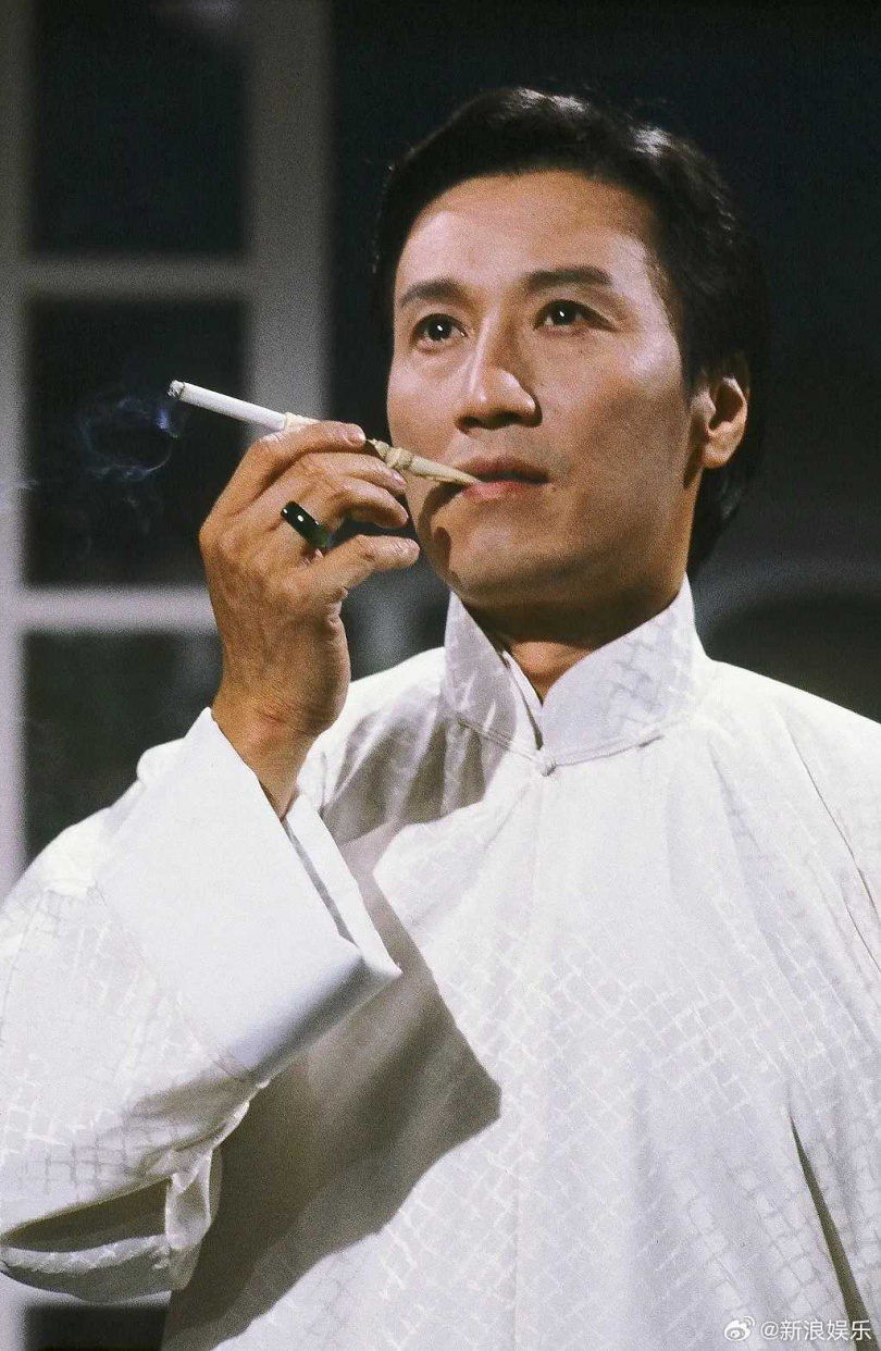 謝賢縱橫影壇逾70年,留下眾多經典電影與電視作品,圖為他飾演的《千王之王》「羅四海」。(圖/翻攝自微博)