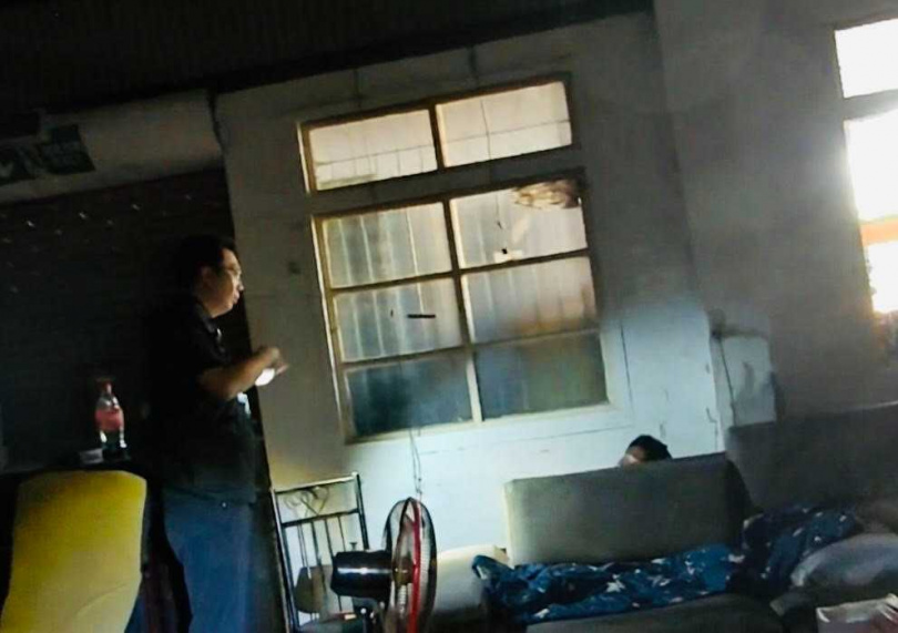臺南市專勤隊發現1名非法外來人口躲藏沙發後方。(圖/翻攝畫面)