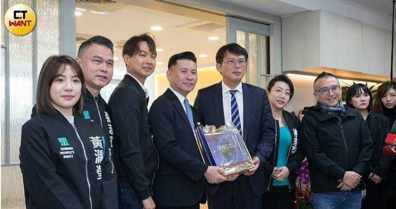 民眾黨目標在台北市力保4席現任議員連任,並再增2席,力拚「4+2」全壘打。(圖/黃耀徵攝)