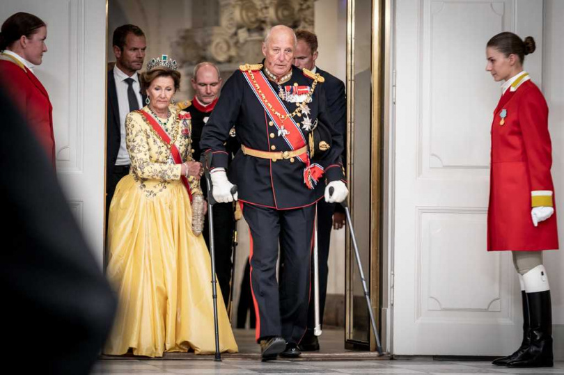 哈拉爾五世與索尼婭王后結婚57年,兩人當年突破王室傳統,歷經9年愛情長跑後於1968年完婚。