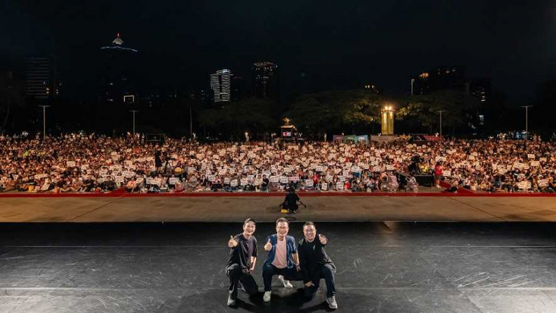 「國泰雲門隨行吧」邁入合作第31年,延續國泰「BETTER TOGETHER 共創更好」品牌主張,以「藝起.不只是1+1」為年度精神,2026年8月1日舉行高雄場戶外公演,由左至右分別為雲門舞集藝術總監鄭宗龍、國泰投信總經理劉上旗與高雄市文化局副局長簡嘉論,共同登臺與現場萬名觀眾合影。(圖/國泰金控提供、攝影/劉振祥)