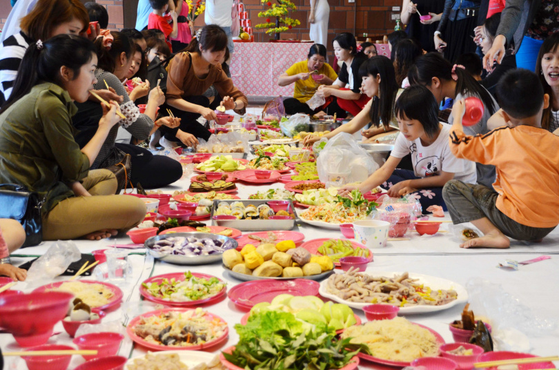 麥玉珍說，在越南過年非常熱鬧，大家到處去親戚朋友家拜年，最後會變成很多人在某一人家中一起過年。圖為2015年越南籍導演阮金紅號召近百位越南籍配偶和勞工齊聚一堂，感受原汁原味的越南式圍爐。（圖／報系資料照）