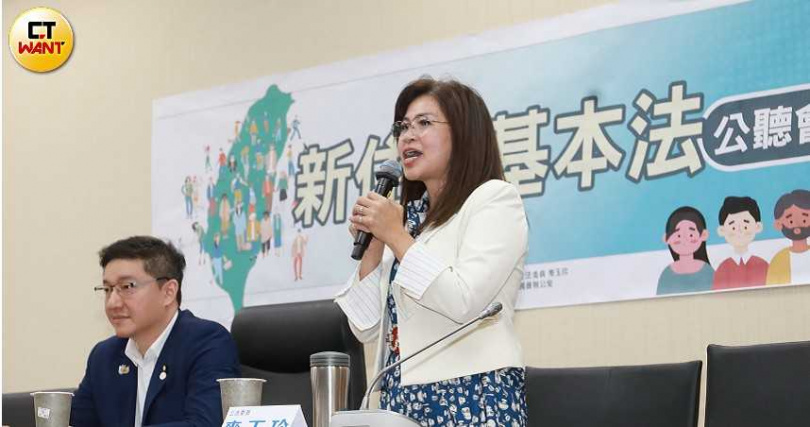 立法院去年7月協商新住民專法，立委麥玉珍、張智倫等人召開公聽會，聽取新住民及其二代、各民間團體及專家建言，最終立院於7月16日三讀通過《新住民基本法》，保障新住民權益。（圖／周志龍攝）