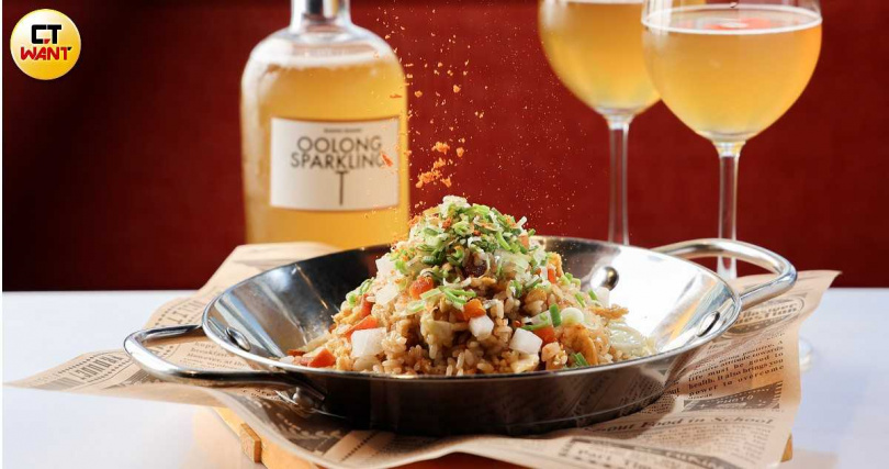 粒粒分明的「寶島烏魚子炒飯」（435元）可撒上辣粉提出香氣，後為茶香與氣泡交織的「烏龍氣泡飲」。（220元／小瓶，圖／林士傑攝）