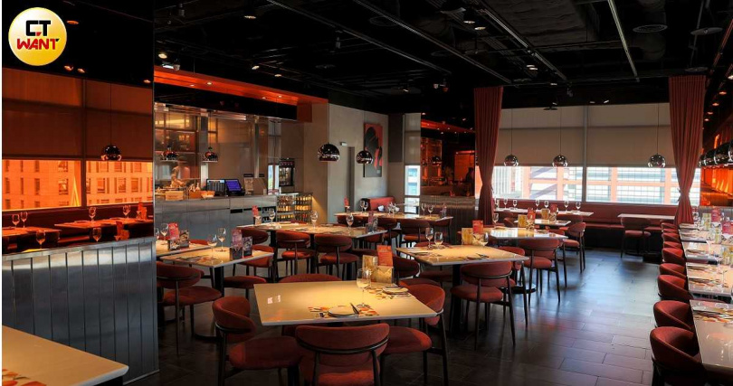 標榜「精緻餐酒新台菜」的SHANN SHANN小香，空間氛圍時尚摩登。（圖／林士傑攝）