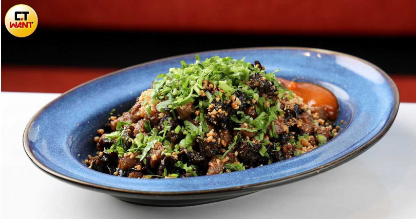 「花生米血骰子牛」從街邊小吃發展而來，並將米血糕切成與骰子牛相等大小方便入口。（350元，圖／林士傑攝）