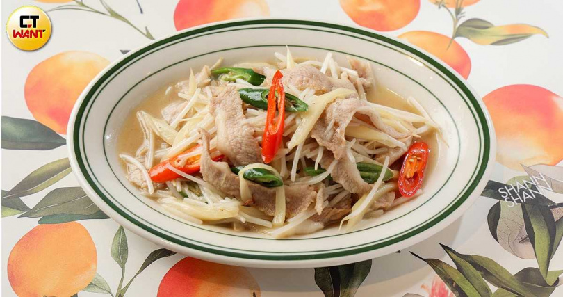 嫩中帶脆的「醋嫩薑松阪豬」靈感源自客家的「薑絲炒大腸」，酸香醋溜、十分開胃。（420元，圖／林士傑攝）