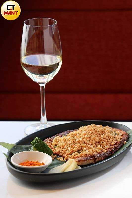 「香煎虱目魚」除了可品嘗細緻魚肉還有酥脆鍋巴增添食趣。（480元，圖／林士傑攝）