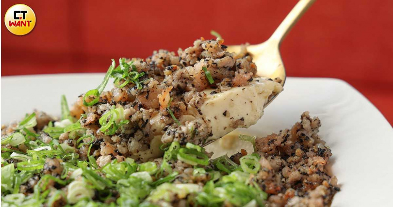 「黑松露鮮蝦蒸蛋」將濃郁的黑松露與剁碎仍保留口感的鮮蝦匯聚於蒸蛋上，帶來多層次香氣。（498元，圖／林士傑攝）