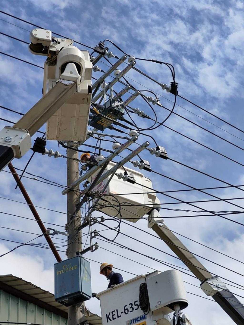 台電人員拆除電桿鳥巢。（圖／台電台中區處提供）